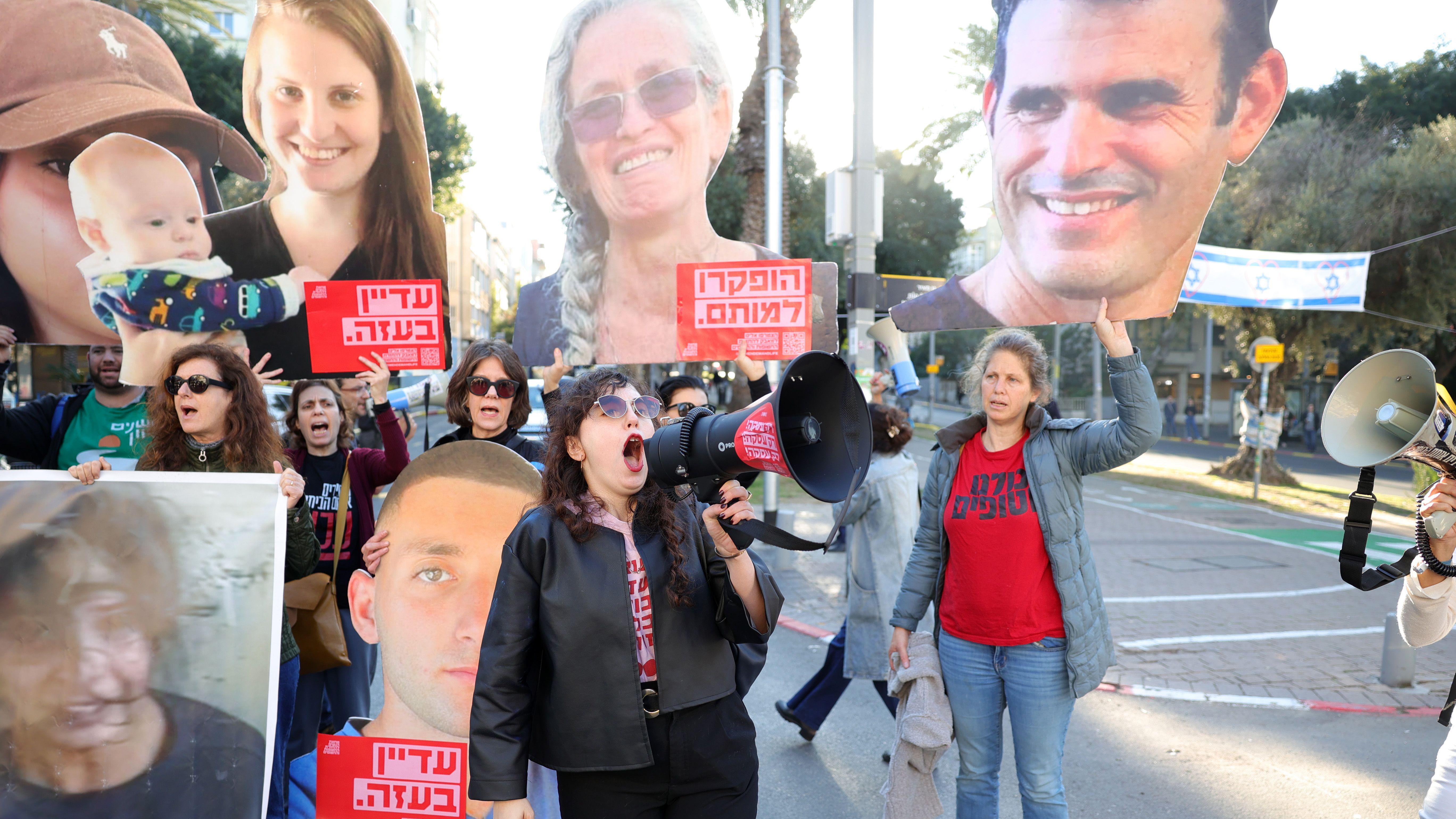 Kako glasi sporazum o primirju u Gazi i može li da potraje 4 Families of hostages held by Hamas in Gaza and their supporters carry pictures of hostages outside the Likud Party headquarters on 8 January 2025, during a protest calling for a ceasefire and hostage releases