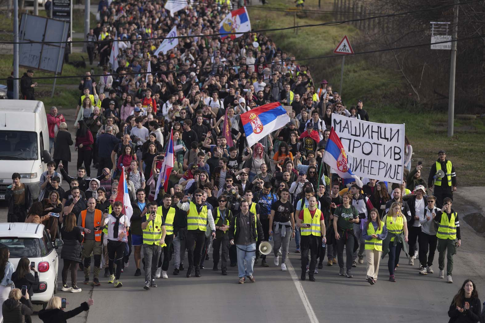 Studenti iz Beograda peške stigli u Novi Sad, odali poštu nastradalima: Noć će provesti na fakultetima, skup protekao bez incidenata (FOTO, VIDEO) 17