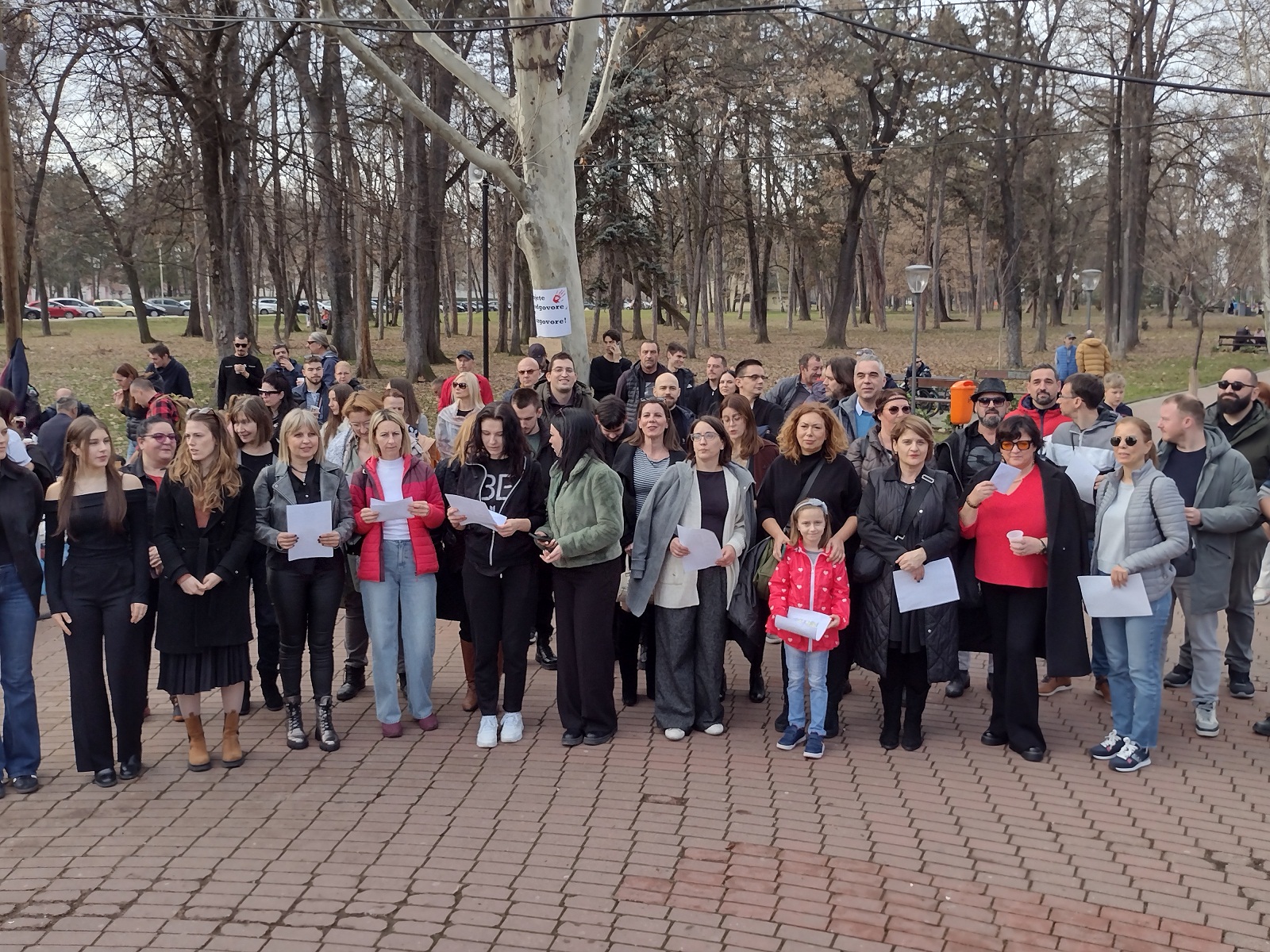 Kad se na Svetog Savu „zagulaši” Vučića se baš niko ne plaši: Kragujevčani podržali studente i „na kašiku” (FOTO,VIDEO) 2 Kad se na Svetog Savu „zagulaši” Vučića se baš niko ne plaši: Kragujevčani podržali studente i „na kašiku” (FOTO,VIDEO) 2