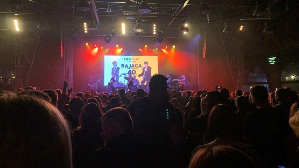 Šta su BBC novinari slušali u 2024. godini 3 Momčilo Bajagić Bajaga na bini sa gitarom, dok publika igra