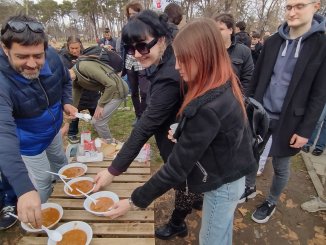 07 - Gulaš za studente Kragujevac Kad se na Svetog Savu „zagulaši” Vučića se baš niko ne plaši: Kragujevčani podržali studente i „na kašiku” (FOTO,VIDEO) 7