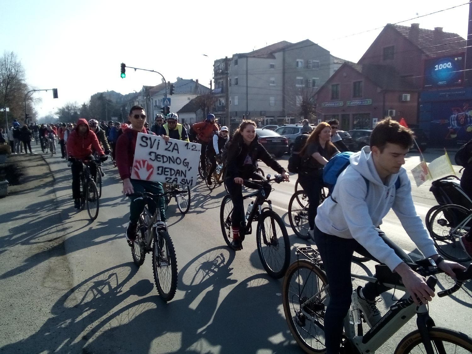 Studenti iz Čortanovaca nastavili put ka Novom Sadu, biciklisti stigli do Inđije 5 Biciklisti ka Novom Sadu