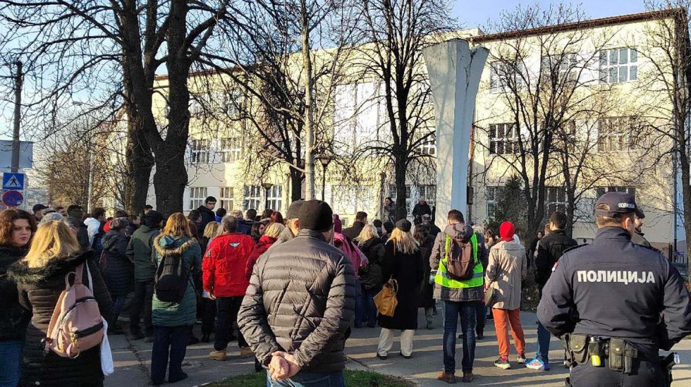 Roditelji i učenici Pete beogradske gimnazije organizovali "doček" za novog v. d. direktora 1