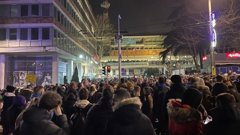 Protest podrške povređenoj studentkinji, policija privela vozačicu 4 Okupljeni ispred RTS-a