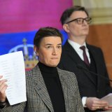 Šta vlast pokušava savetodavnim referendumom? 10