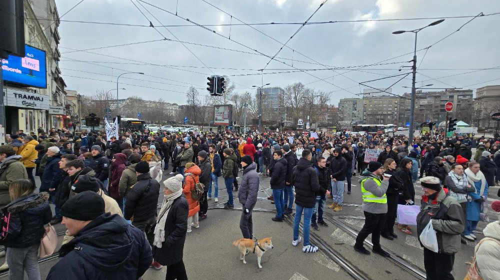 Incident na protestu kod Vukovog spomenika: Zaleteo se crnim automobilom na okupljene građane 1