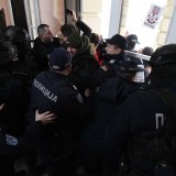 NDNV: Nedopustiva agresija i iživljavanje policije nad novinarima koji su izveštavali iz Gradske kuće 7