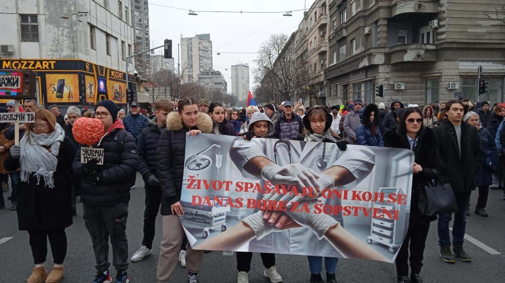 U Zemunu blokada uz obezbeđenje policije, najavljeno novo okupljanje za večeras(FOTO) 1