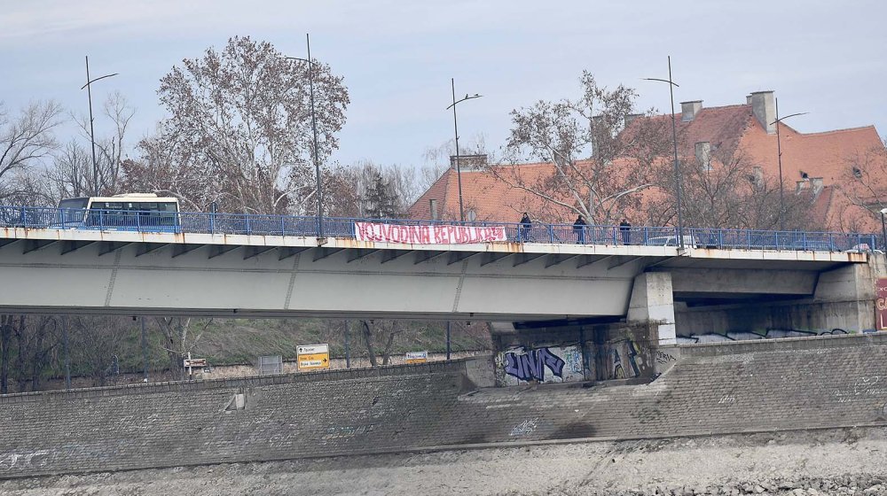 Aktivisti SNS kače transparente i ispisuju grafite Vojvodina republika u Novom Sadu 1