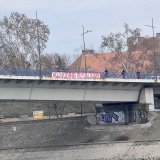 Aktivisti SNS kače transparente i ispisuju grafite Vojvodina republika u Novom Sadu 3