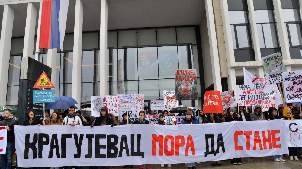 Protest u Kragujevcu: Posle protestne šetnje studenti i građani stigli ispred prostorija SNS 1
