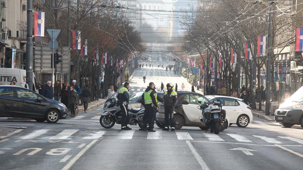 Muškarac automobilom prošao kroz blokade na Vidikovcu 1