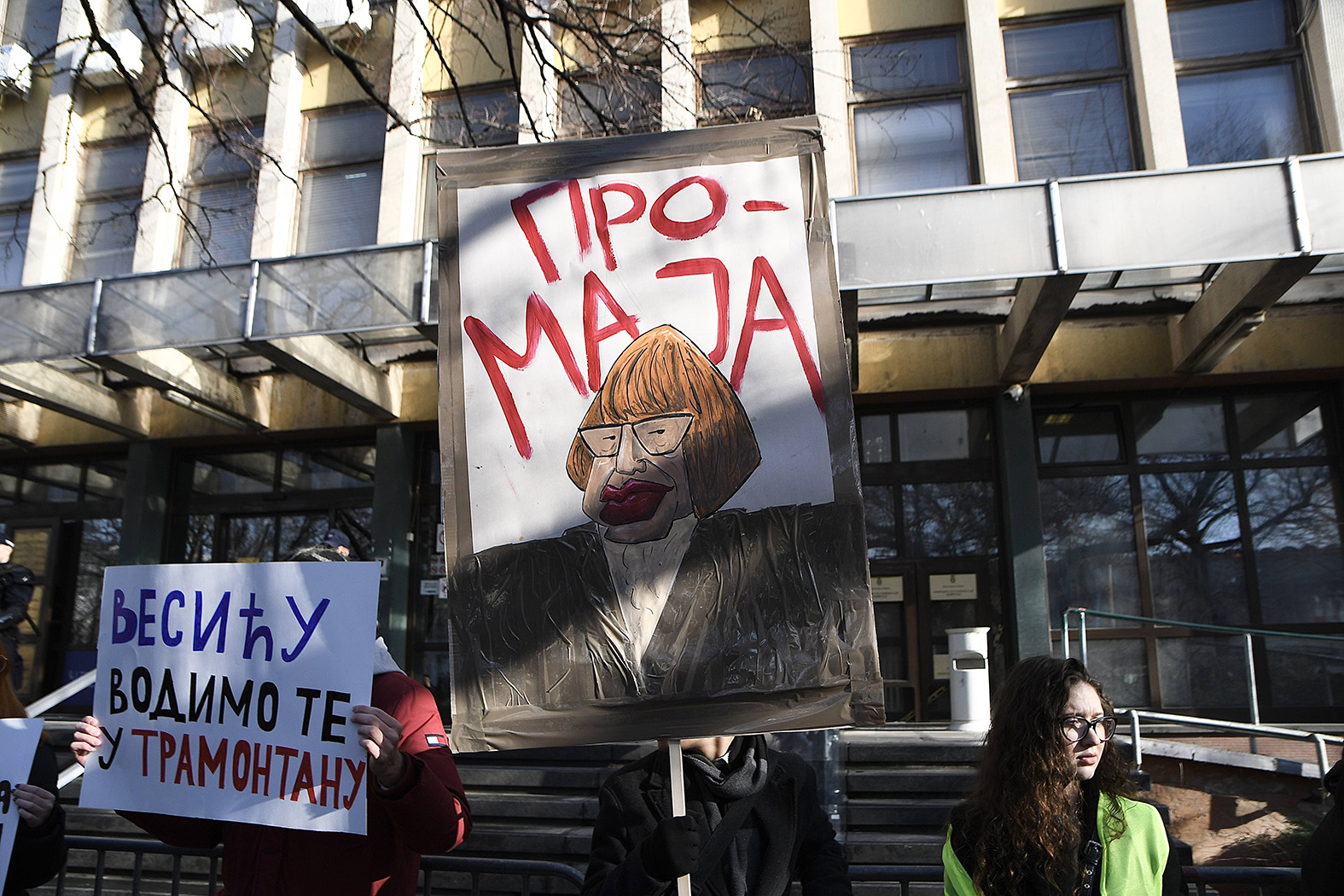 "Hej, Zago, Zago da je sreće...": Studenti ispred suda u Novom Sadu najavili odlazak u BIA (FOTO; VIDEO) 8 "Hej, Zago, Zago da je sreće...": Studenti ispred suda u Novom Sadu najavili odlazak u BIA (FOTO; VIDEO) 8