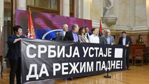 - Nova Demokratska stranka Srbije (Novi DSS) ocenila je danas, nakon što su u severnom delu Kosovske Mitrovice i Zvečana prekrečeni brojni murali i grafiti sa srpskim simbolima, da "niko nije doprineo secesionistima na Kosovu i Metohiji, koliko režim Aleksandra Vučića".