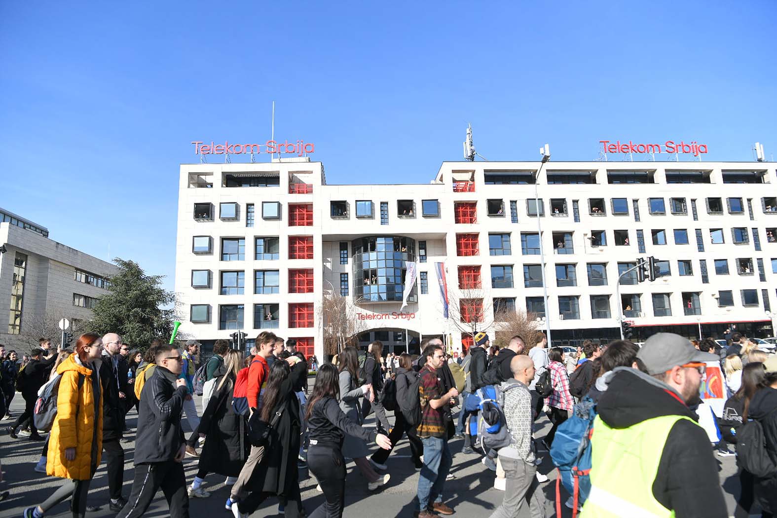 Studenti iz Beograda peške stigli u Novi Sad, odali poštu nastradalima: Noć će provesti na fakultetima, skup protekao bez incidenata (FOTO, VIDEO) 39