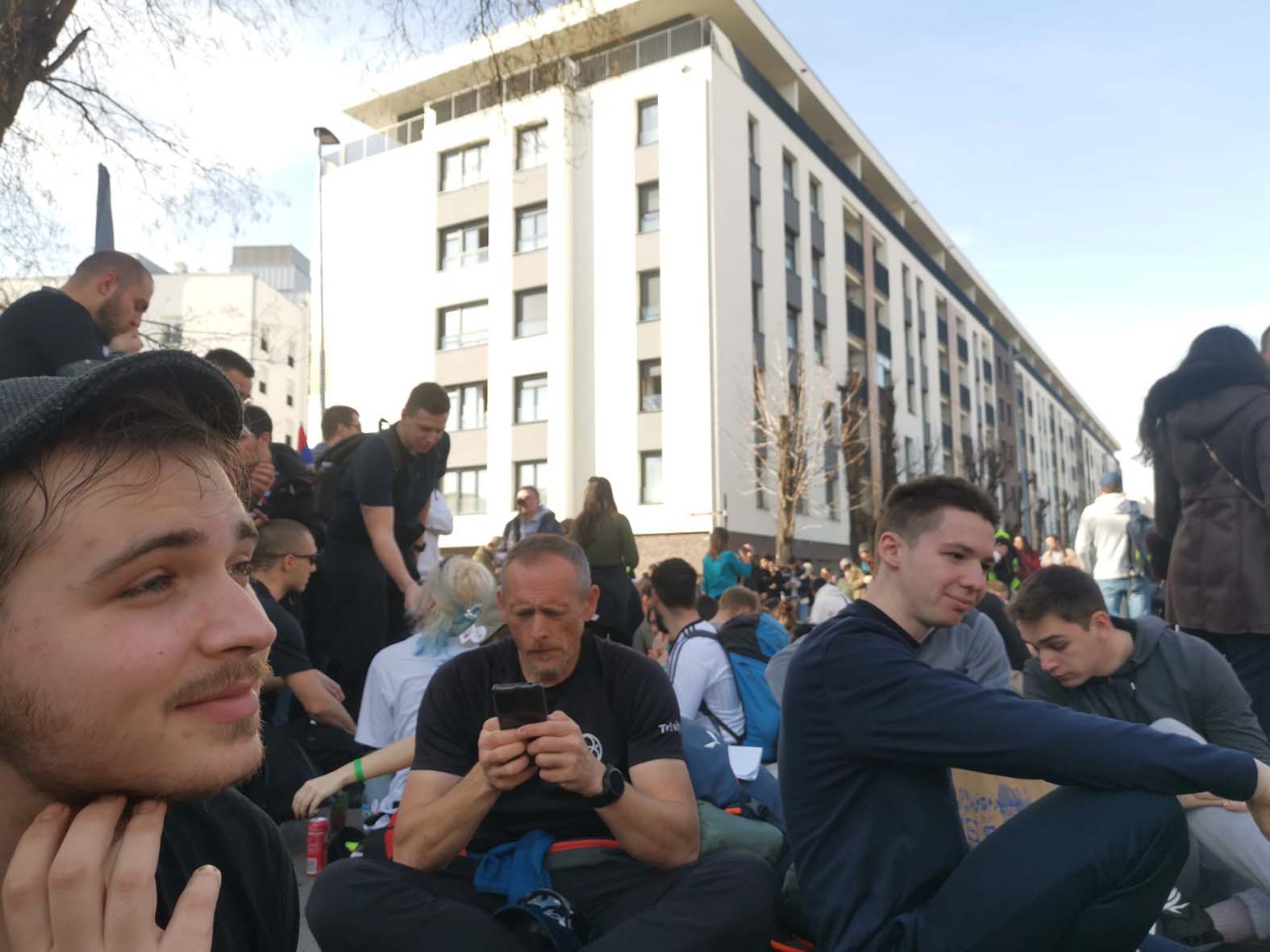 Studenti iz Beograda peške stigli u Novi Sad, odali poštu nastradalima: Noć će provesti na fakultetima, skup protekao bez incidenata (FOTO, VIDEO) 38