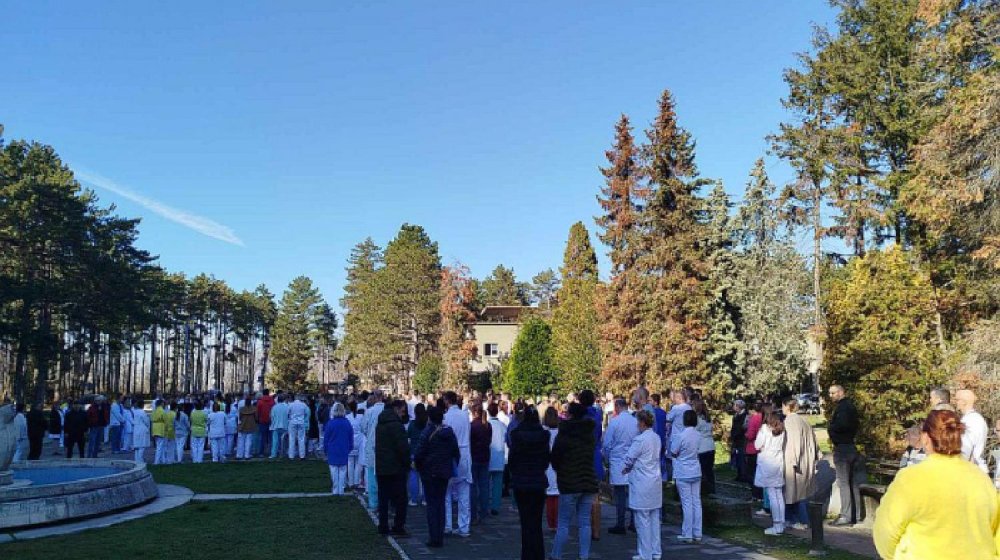 Incident na blokadi Palmotićeve: Prošao automobilom kroz okupljene, udario dvoje ljudi (VIDEO) 1