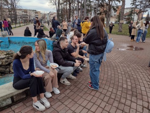 10 - Gulaš za studente Kragujevac Kad se na Svetog Savu „zagulaši” Vučića se baš niko ne plaši: Kragujevčani podržali studente i „na kašiku” (FOTO,VIDEO) 10
