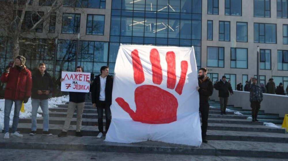 studenti protest krvava ruka