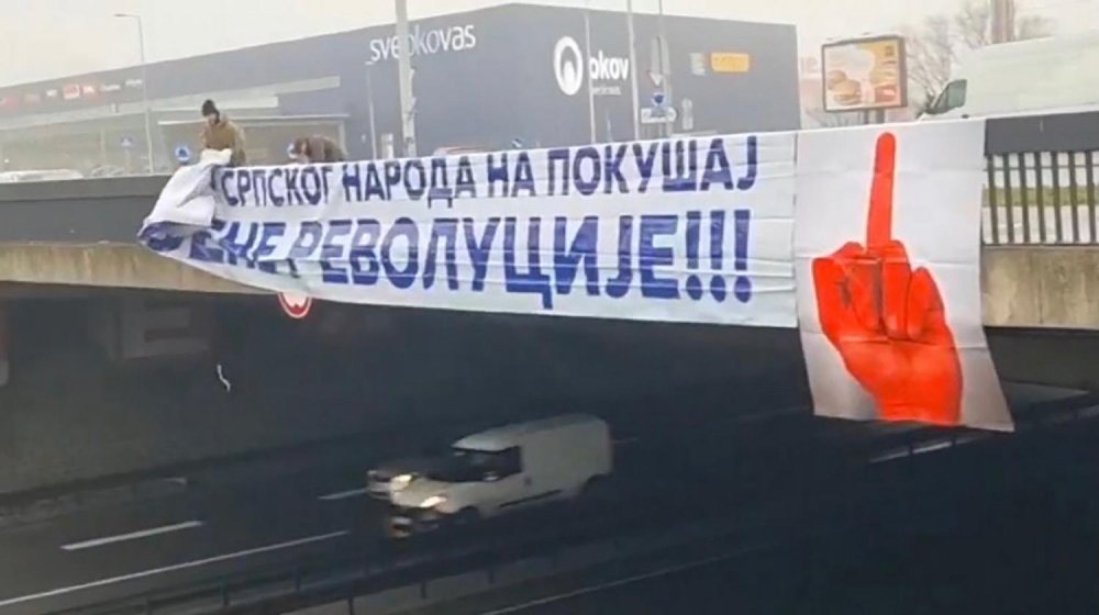 Napadnut građanin koji je pokušao da skine transparent sa slikom srednjeg prsta na Plavom mostu 1