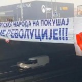 Napadnut građanin koji je pokušao da skine transparent sa slikom srednjeg prsta na Plavom mostu 4