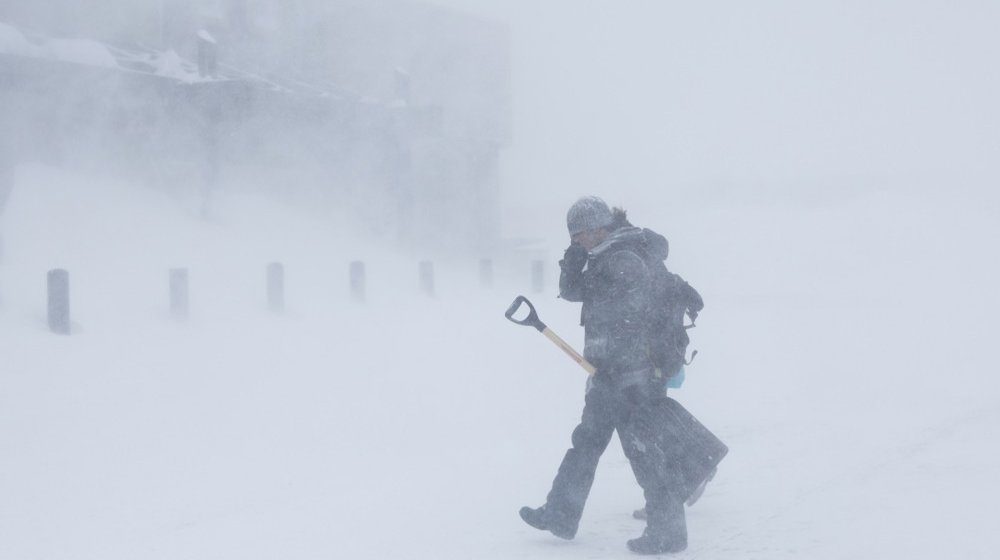 SAD u vrtlogu snežne oluje decenije: Više od 60 miliona Amerikanaca sprema se za mećavu 1