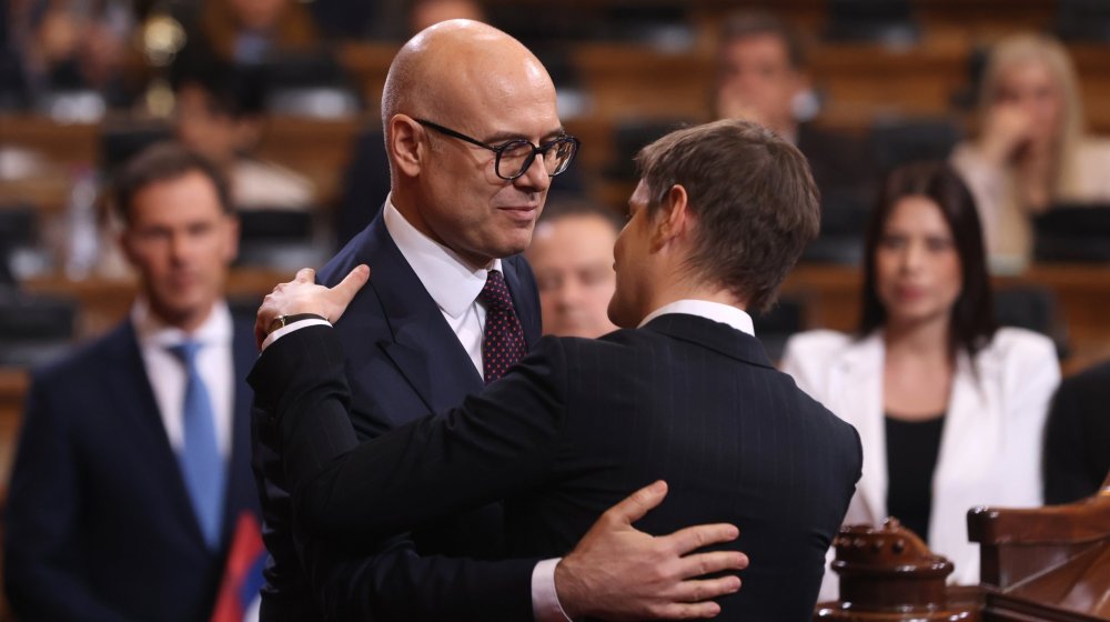 Vlast je u stanju raspadajuće nadstrešnice 1