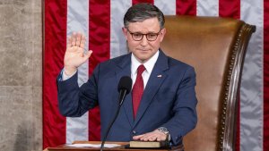 Republikanac Majk Džonson, predsednik Predstavničkog doma SAD, najavio je da će sledeće nedelje staviti na glasanje zakon kojim bi se naložilo objavljivanje vladinih dokumenata vezanih za seksualnog prestupnika Džefrija Epstina, preneo je Gardijan.