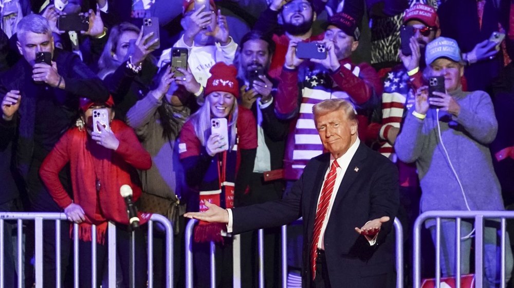 Čovek-dekret ulazi u Belu kuću 1