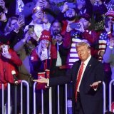 Čovek-dekret ulazi u Belu kuću 2