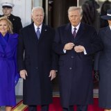 Tramp doživeo nezgodan trenutak kada je prišao Melaniji da je poljubi 12