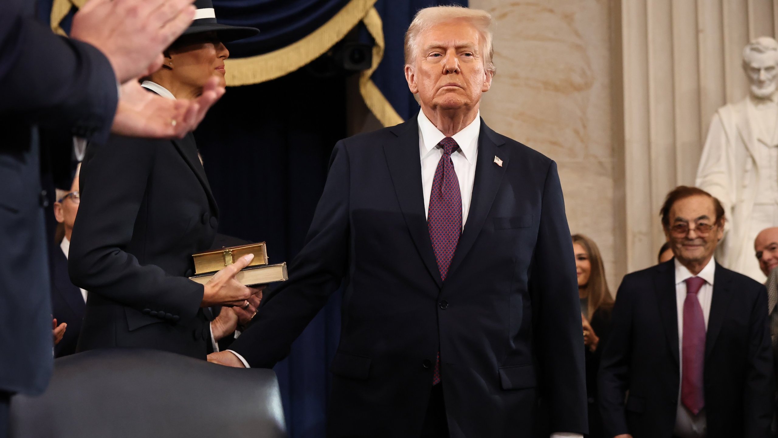 Tramp postao 47. predsednik SAD: Poručio da "zlatno doba Amerike počinje", kritikovao Bajdena i naglasio da će vratiti Panamski kanal (FOTO, VIDEO) 5 Tramp postao 47. predsednik SAD: Poručio da "zlatno doba Amerike počinje", kritikovao Bajdena i naglasio da će vratiti Panamski kanal (FOTO, VIDEO) 5