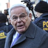 Bivši američki senator Bob Menendez osuđen na 11 godina zatvora zbog primanja mita 4