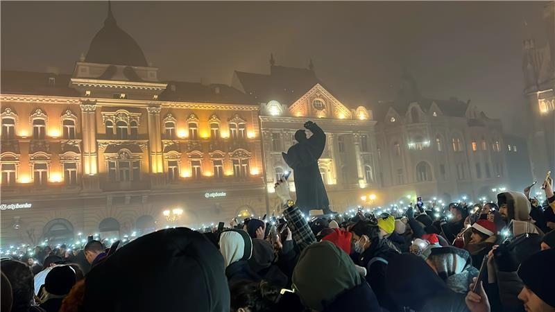 Ulazak planete u 2025: U Srbiji protesti, širom sveta vatromet, u Brazilu kupanje 8 Skup na Trgu Slobode u Novom Sadu