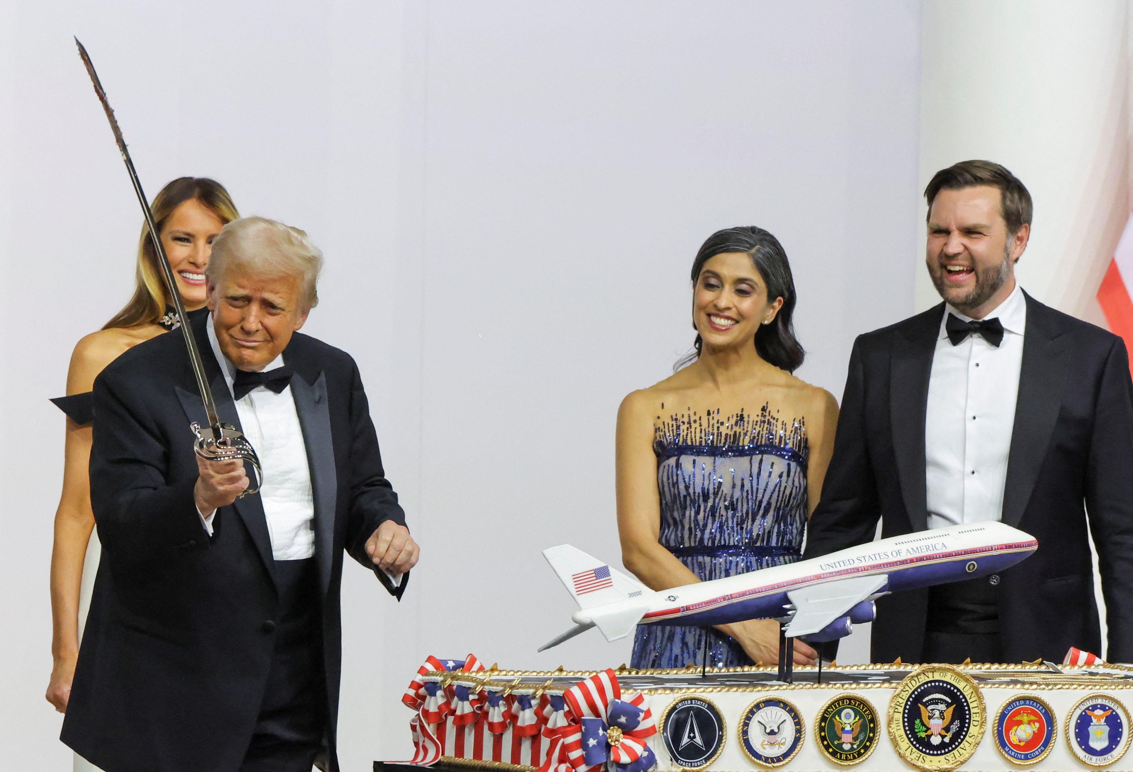 Pobednički ples Melanije i Donalda Trampa - u fotografijama 14 tramp seče tortu