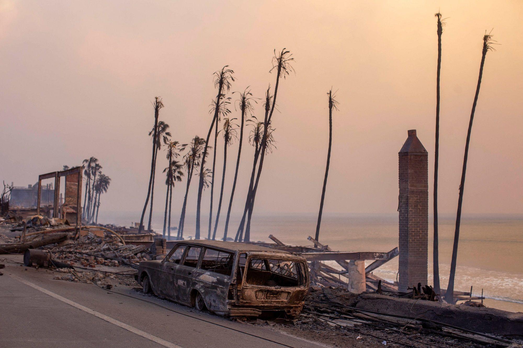 U fotografijama: Vatra progutala čitava naselja u Los Anđelesu 18 kola i palme uz plažu