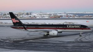 Ministar spoljnih poslova Danske pozvao je na razgovor najvišeg američkog diplomatu u zemlji, nakon što je glavni nacionalni emiter izvestio danas da su najmanje tri osobe povezane s predsednikom Donaldom Trampom sprovodile tajne operacije uticaja na Grenlandu, preneo je AP.