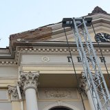 Pao deo fasade Prve kragujevačke gimnazije pored stepeništa škole (VIDEO) 4