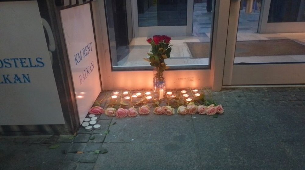 Ispred Ambasade Crne Gore u Beogradu ostavljeno 12 ruža za poginule na Cetinju 1