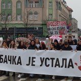 Učenici Šabačke gimnazije uprkos privatnom obezbeđenju uspeli da unesu dušeke u fiskulturnu salu za studente iz zapadne Srbije 9