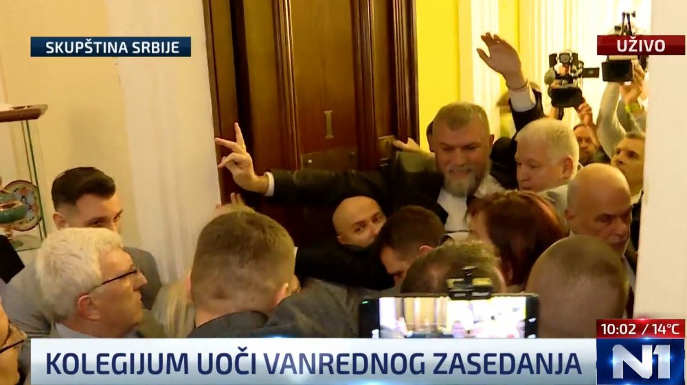 Incidenti u Skupštini: Poslanici koalicije NADA pokušavaju da prekinu kolegijum. Upali u salu s vuvuzelama 1