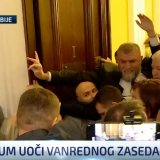 Incidenti u Skupštini: Poslanici koalicije NADA pokušavaju da prekinu kolegijum. Upali u salu s vuvuzelama 6