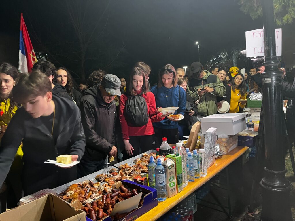 Studenti iz Beograda peške stigli u Novi Sad, odali poštu nastradalima: Noć će provesti na fakultetima, skup protekao bez incidenata (FOTO, VIDEO) 34