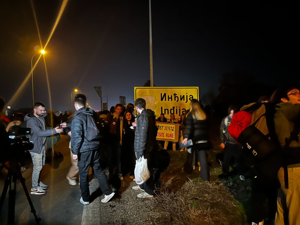 Studenti iz Beograda peške stigli u Novi Sad, odali poštu nastradalima: Noć će provesti na fakultetima, skup protekao bez incidenata (FOTO, VIDEO) 32