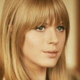 Preminula čuvena britanska pevačica i glumica Merijen Fejtful 4