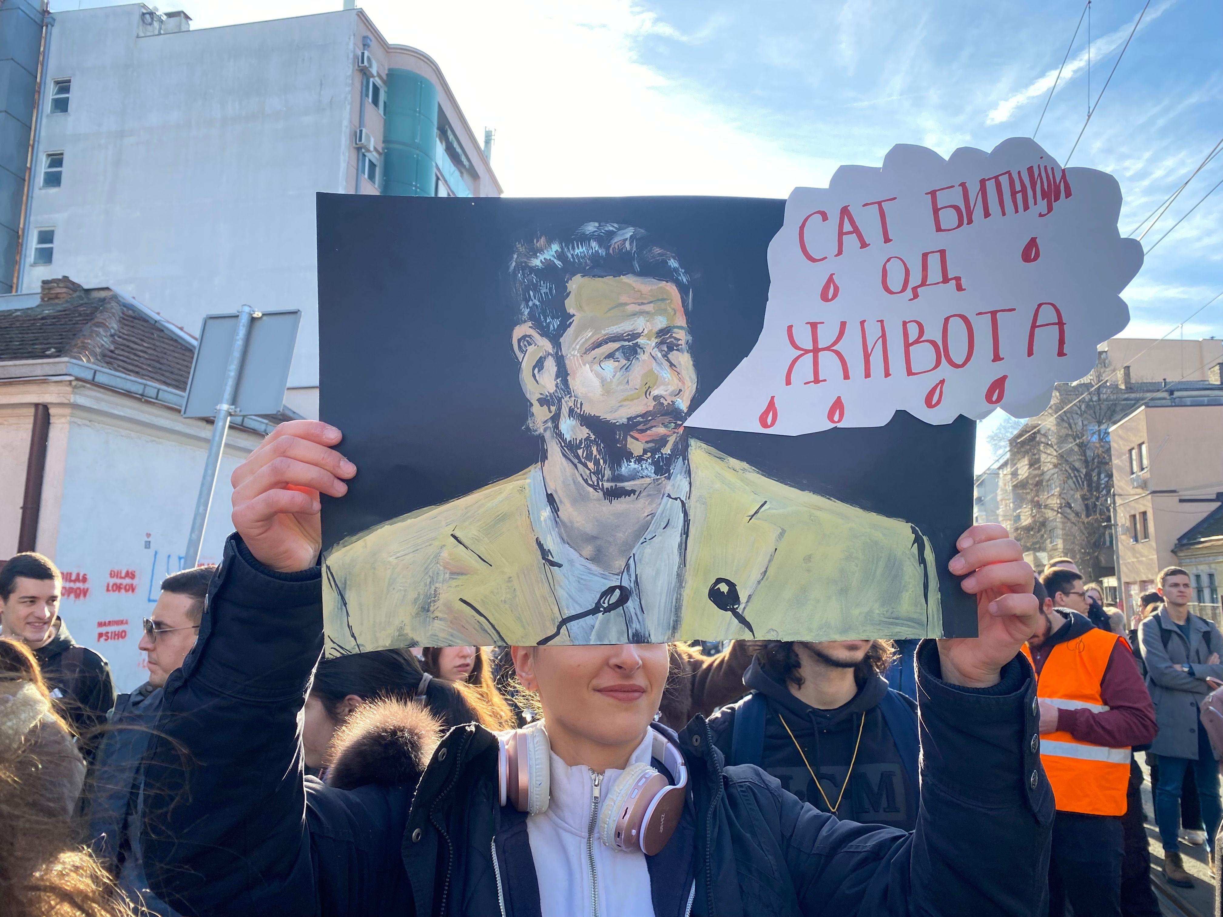 Studentska blokada Autokomande u Beogradu: 'Da institucije prorade' 34 Devojka sa transparentom na protestima