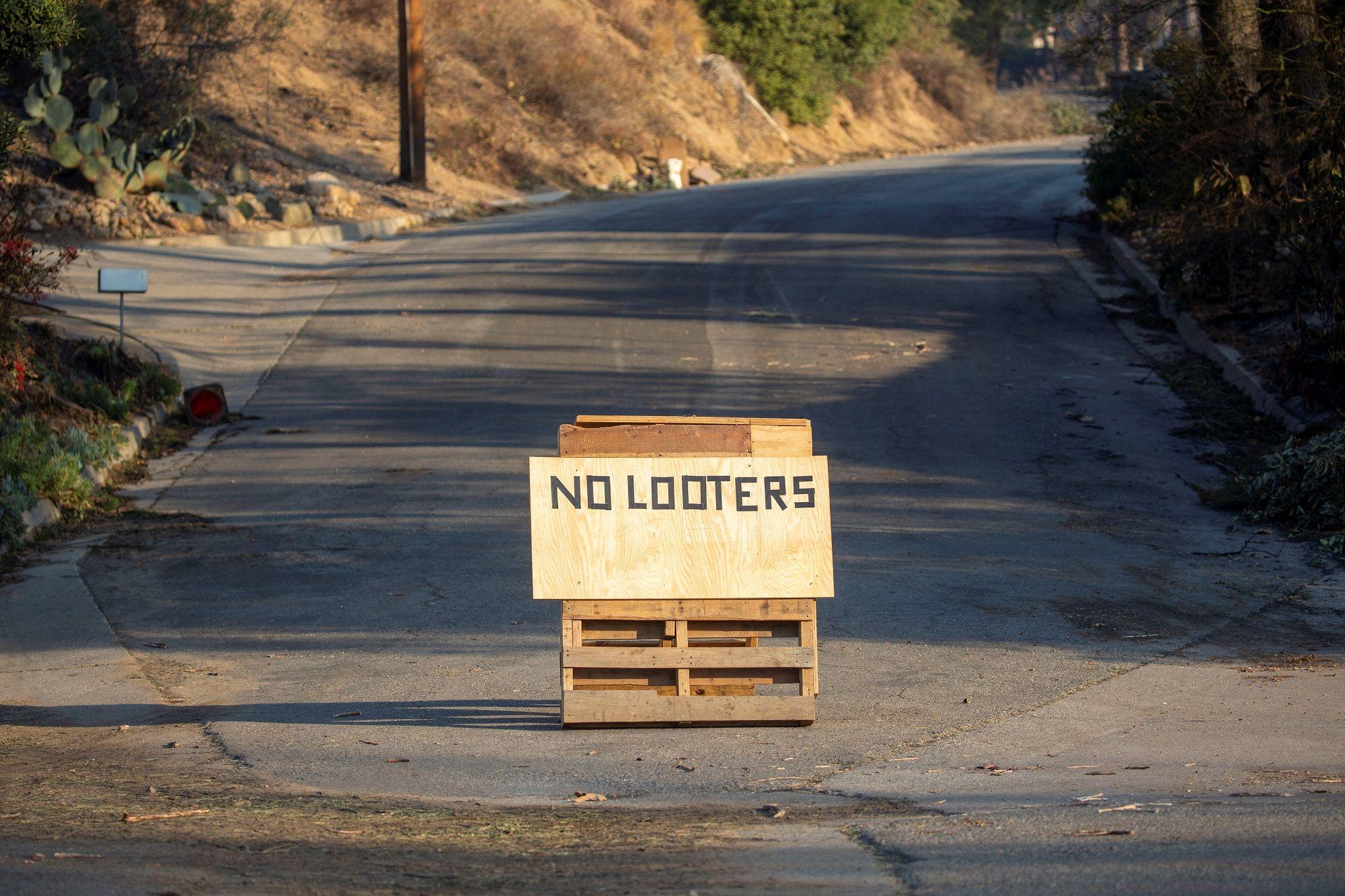 Požar u Los Anđelesu kroz fotografije 15 Oznaka na putu na kojoj piše ne pljačkašima