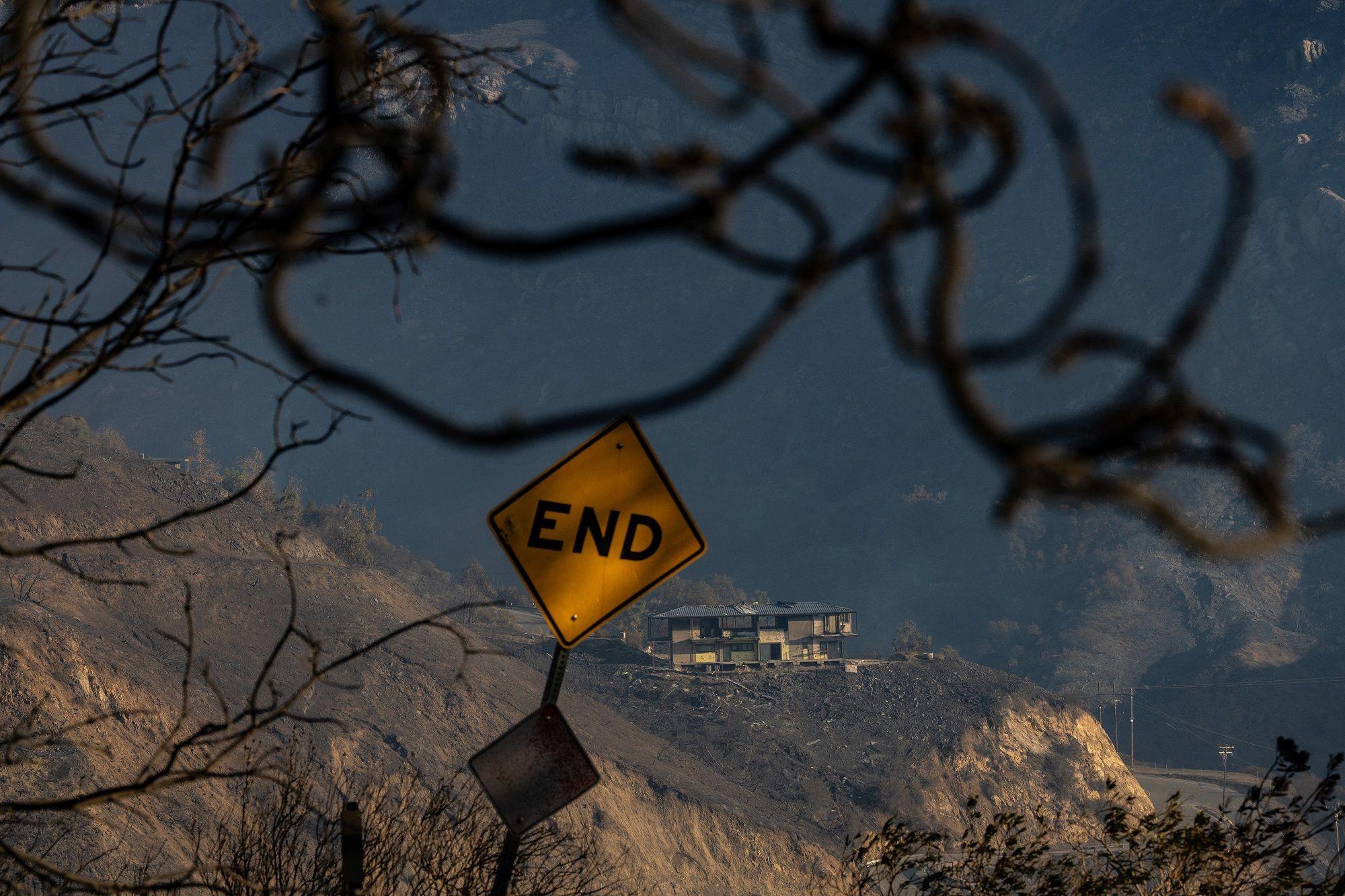 Požar u Los Anđelesu kroz fotografije 1 Znak kraj iza kojeg se vidi kuća na proplanku potpuno spaljena i sve oko nje spaljeno