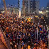 Desetine hiljada ljudi protestuje u Bukureštu protiv poništenih predsedničkih izbora (FOTO) 1