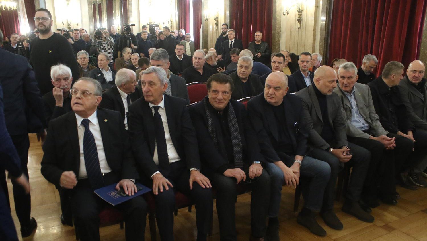 Sportske legende se oprostile od čuvenog Praje: Pešić, Obradović, Vujošević, Bodiroga, Stojković, Mijatović... na komemoraciji Draženu Dalipagiću 2 Sportske legende se oprostile od čuvenog Praje: Pešić, Obradović, Vujošević, Bodiroga, Stojković, Mijatović... na komemoraciji Draženu Dalipagiću 2